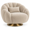 Sillón tapizado de líneas curvas con acolchado acanalado, beige y dorado